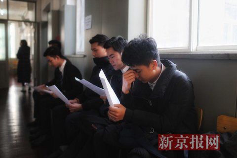 主持系考生正在備考區(qū)等待考試。