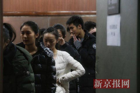 音樂劇系考生在備考區(qū)域等待考試。新京報記者 周崗峰 攝