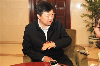 昨日下午，全國人大代表、哈爾濱市長宋希斌在駐地接受新京報記者專訪。張磊 攝