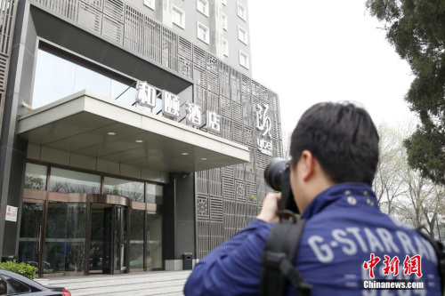 媒體記者關(guān)注北京“和頤酒店女生遇襲”事件。 圖片來(lái)源：視覺(jué)中國(guó)