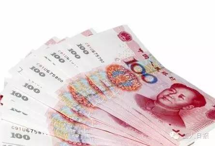 按照4月1日起上海執(zhí)行的月最低工資標(biāo)準(zhǔn)2190元計算，勞動者在5月1日當(dāng)天加班，每天的加班工資至少有302元。如果3天都加班、不調(diào)休，加班工資至少有704元。