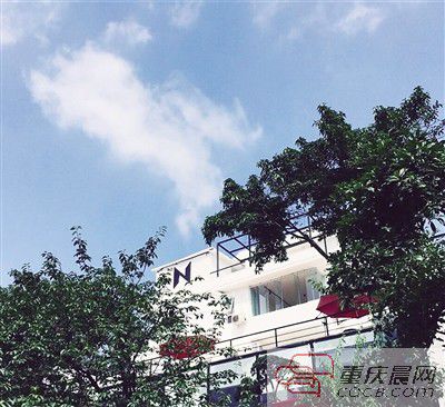 書店外觀設(shè)計感十足。