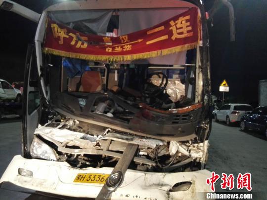 圖為載客大巴車，受損嚴(yán)重。