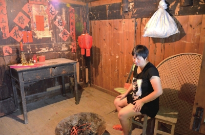 邱巧媚經(jīng)常一個人坐在屋里發(fā)呆。本版圖片京華時報記者 韓林君 攝