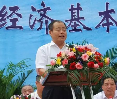 信發(fā)集團發(fā)展成為一家集發(fā)電、供熱、氧化鋁、電解鋁、碳素、燒堿、聚氯乙烯、電石、鋁深加工等產(chǎn)業(yè)于一體的現(xiàn)代化大型企業(yè)集團，位于山東聊城茌平縣。2016年10月，信發(fā)集團董事局主席張學(xué)信在接受山東商報采訪時表示，44年企業(yè)沒有一名員工離職。