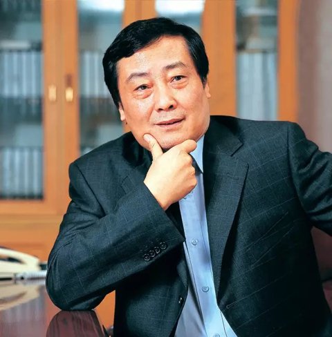 靠一瓶一瓶賣水發(fā)家的娃哈哈董事長宗慶后曾接受《環(huán)球時報》采訪表示，企業(yè)家社會責(zé)任除了體現(xiàn)在為社會創(chuàng)造財富，解決更多就業(yè)，以及增加稅收貢獻，再者就是要把員工照顧好，讓員工在企業(yè)發(fā)展，收入生活水平提高。