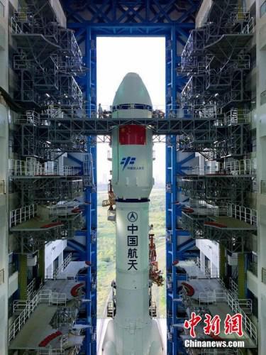 垂直轉(zhuǎn)運的順利完成，標志著“天舟一號”飛行任務(wù)正式進入發(fā)射階段。張文軍 攝