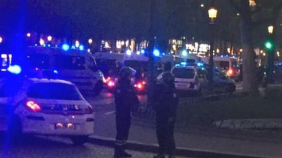 據(jù)英國廣播公司（BBC）消息，巴黎警方稱，巴黎中部發(fā)生槍擊事件，一名警察死亡，另一名受傷。