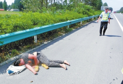 險！一女子躺高速路上睡大覺 漯河交警忙轉(zhuǎn)移保安全