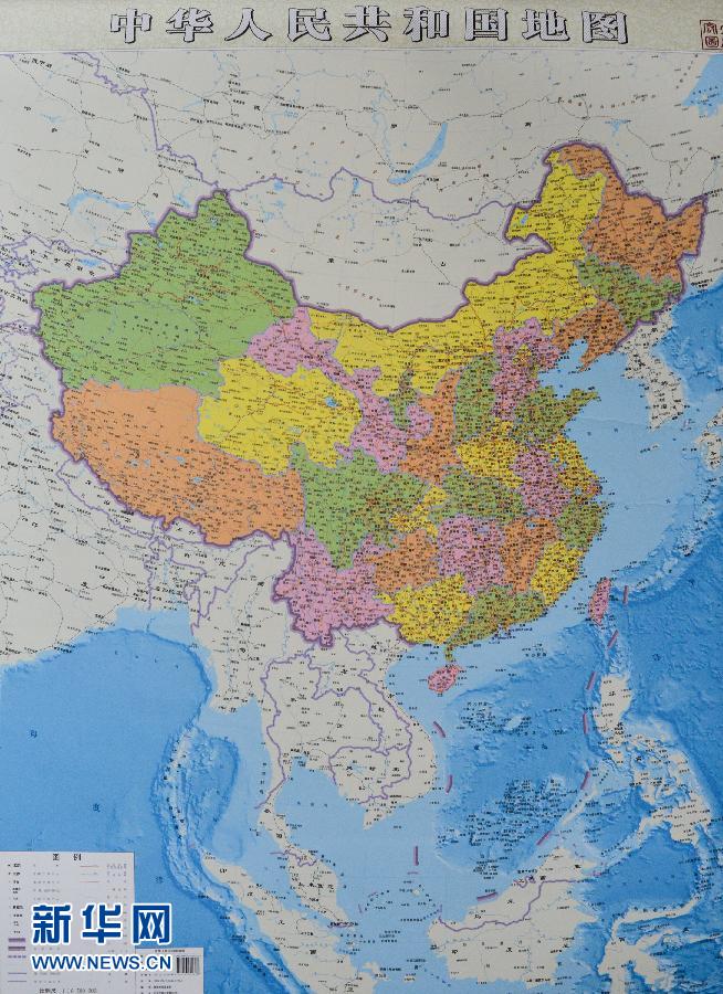 這是6月23日拍攝的豎版《中華人民共和國地圖》。