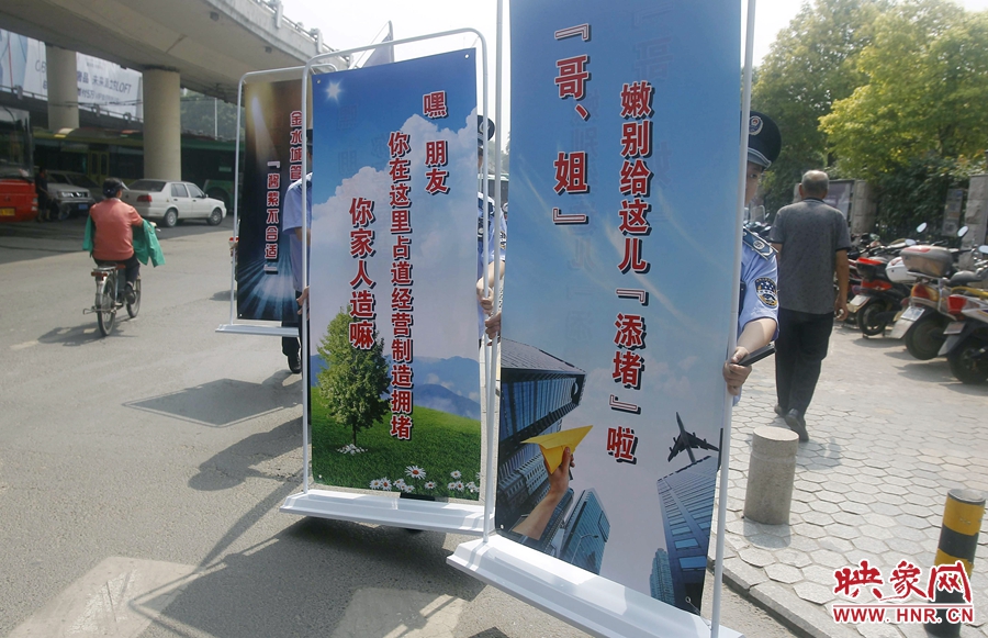 “哥、姐，嫩（你們）別給這兒添堵啦。”