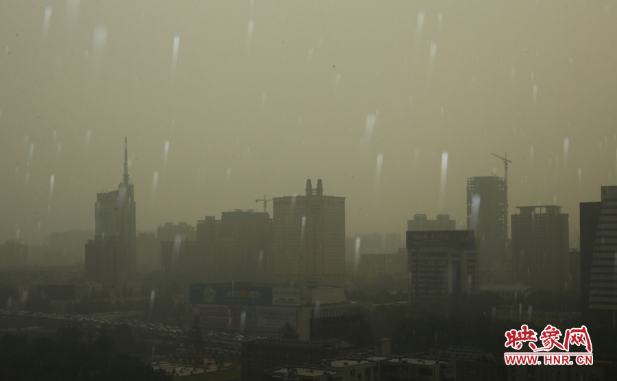 17時(shí)29分,鄭州強(qiáng)降雨,紫荊山附近的市民真切地感受到了什么叫大雨傾盆。