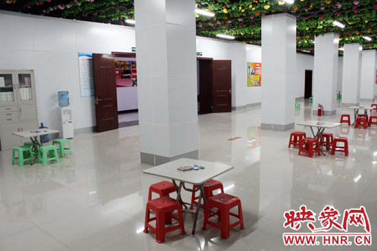 為了給市民納涼避暑創(chuàng)造舒適的環(huán)境，今年鄭州市人防辦加大了投入，對(duì)納涼點(diǎn)進(jìn)行了升級(jí)改造