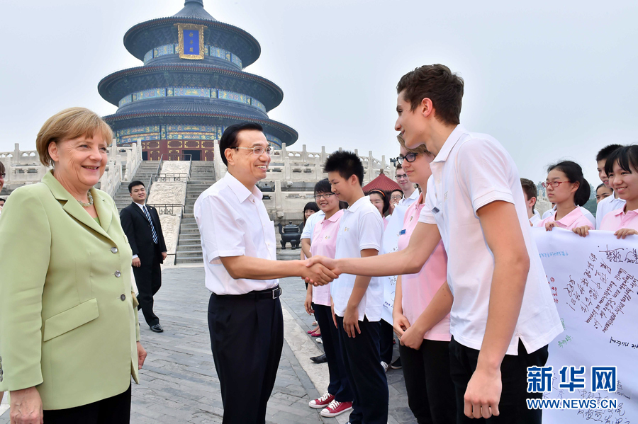 李克強同默克爾與青少年代表親切交流。