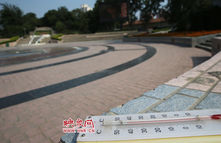7月8日下午15時(shí)46分，紫荊山公園地表溫度為42度（溫度計(jì)放置地面測(cè)量），比人防納涼處高17度。