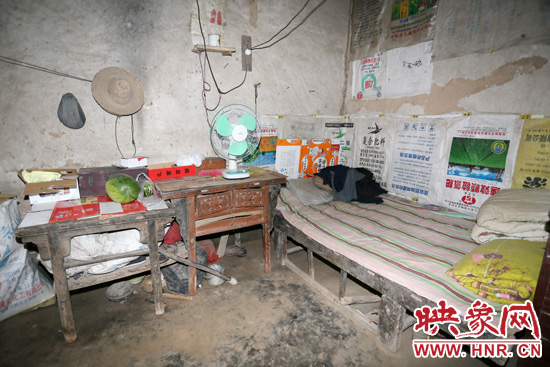老人的居住條件十分簡陋。