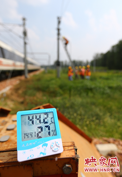 剛開始工作20分鐘，戶外溫度已經(jīng)達(dá)到44.2℃