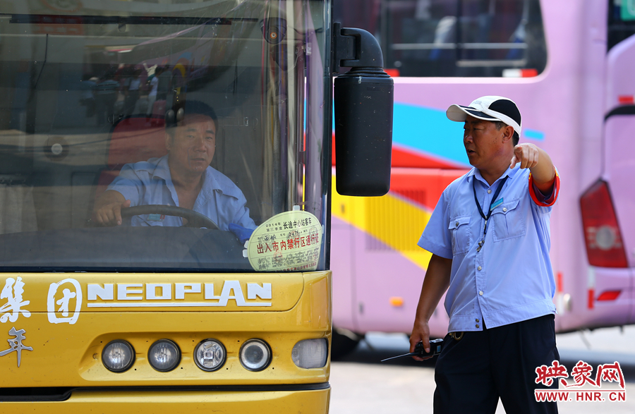車場內(nèi)眾多汽車發(fā)動機的噪音，使得調(diào)度員和司機交流都需要加大音量