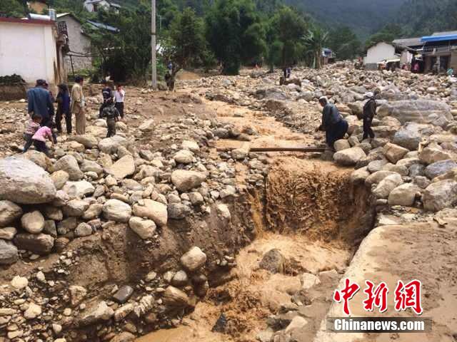 7月28日,云南省保山市隆陽(yáng)區(qū)瓦房鄉(xiāng)喜坪村上坪小組發(fā)生山洪災(zāi)害,造成3戶人家9人被沖走。