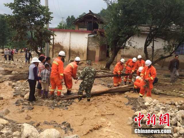7月28日,云南省保山市隆陽(yáng)區(qū)瓦房鄉(xiāng)喜坪村上坪小組發(fā)生山洪災(zāi)害,造成3戶人家9人被沖走。