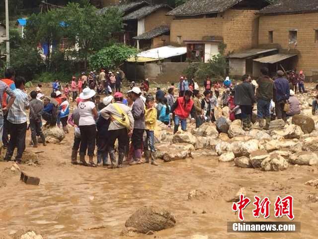 7月28日,云南省保山市隆陽(yáng)區(qū)瓦房鄉(xiāng)喜坪村上坪小組發(fā)生山洪災(zāi)害,造成3戶人家9人被沖走。