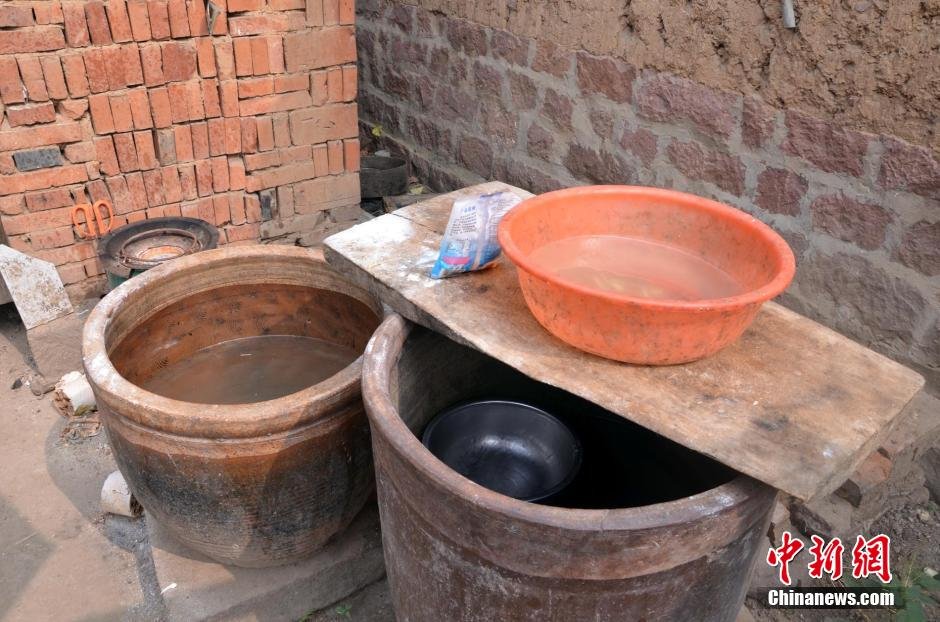 每天排隊(duì)取水，廢水循環(huán)使用已成為該村老少的生活習(xí)慣。