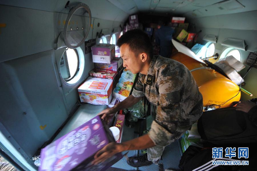  8月5日，在魯?shù)榭h龍頭山鎮(zhèn)，部隊官兵從直升機(jī)上卸載救災(zāi)物資。