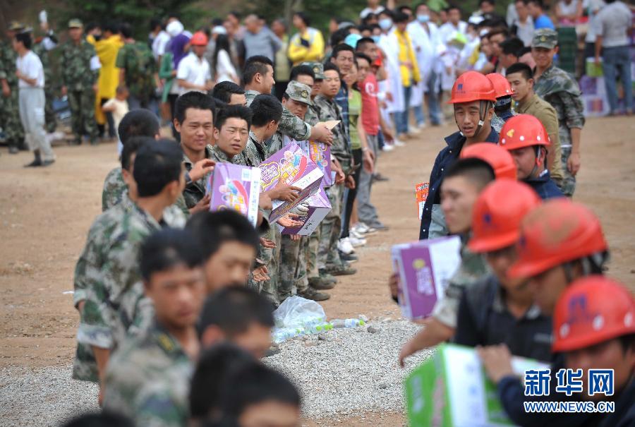 8月5日，在魯?shù)榭h龍頭山鎮(zhèn)，當(dāng)?shù)孛癖D(zhuǎn)運從直升機(jī)上卸載的救災(zāi)物資。