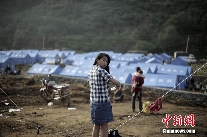 云南昭通龍頭山鎮(zhèn)受災群眾安置點，上千災民被安置在此，開始新的生活。