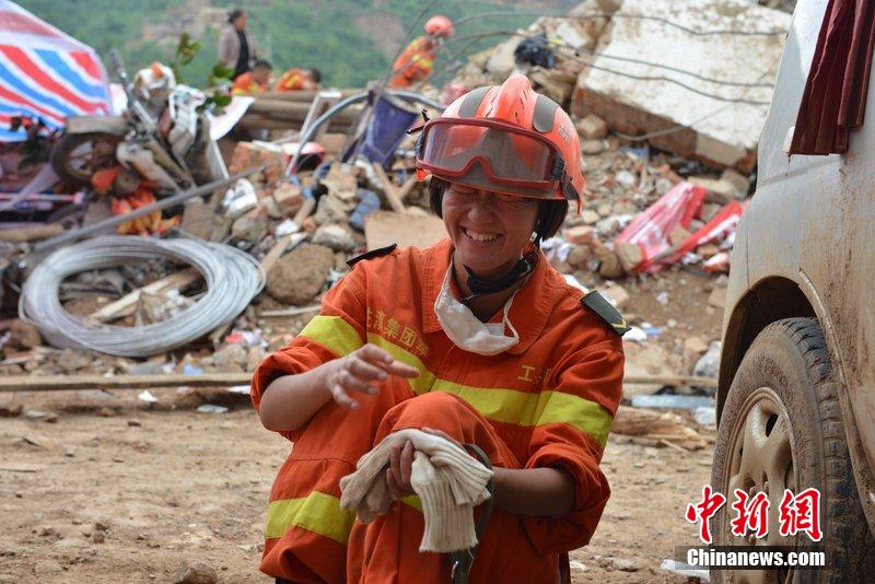 2014年8月5日，女兵在云南魯甸龍頭山鎮(zhèn)廢墟中搜救被困者。