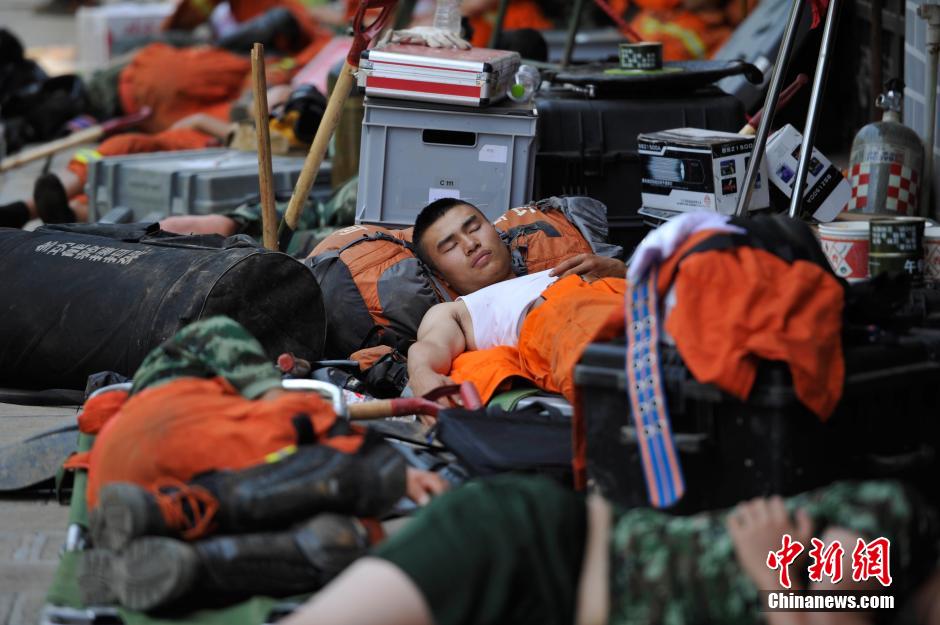 8月6日，龍頭山鎮(zhèn)，疲倦的救援官兵席地而眠。