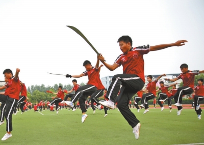 7月1日學(xué)員乘坐20多輛大巴奔赴南京適應(yīng)場地和排練節(jié)目,每天武術(shù)基本功訓(xùn)練必不可少。