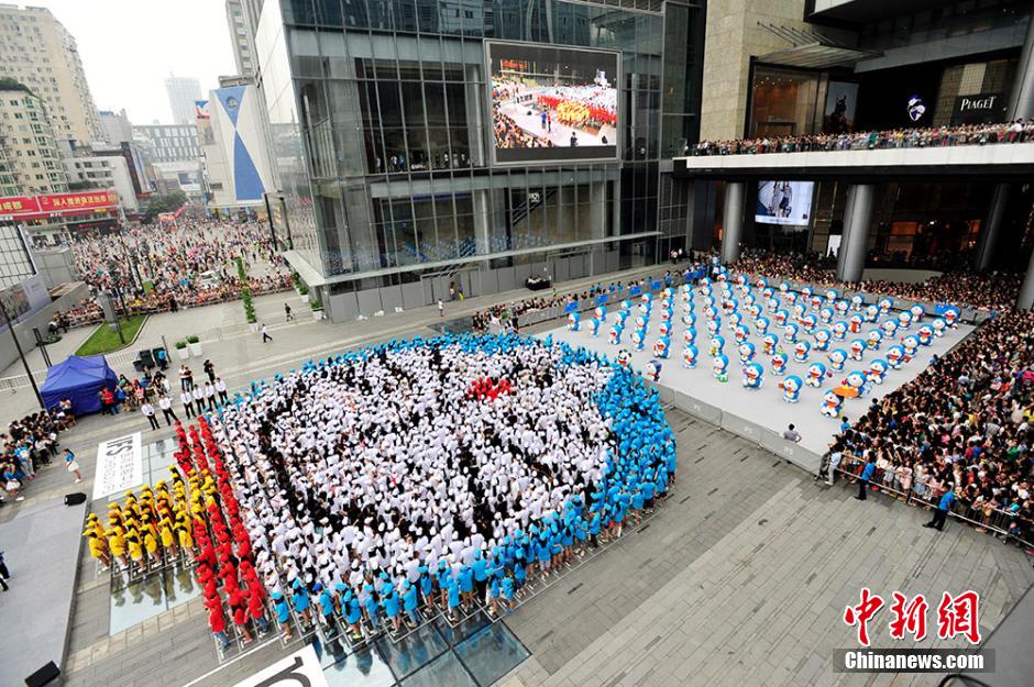 圖為來(lái)自全國(guó)各地的1293名粉絲共同完成史上最大的哆啦A夢(mèng)拼圖。