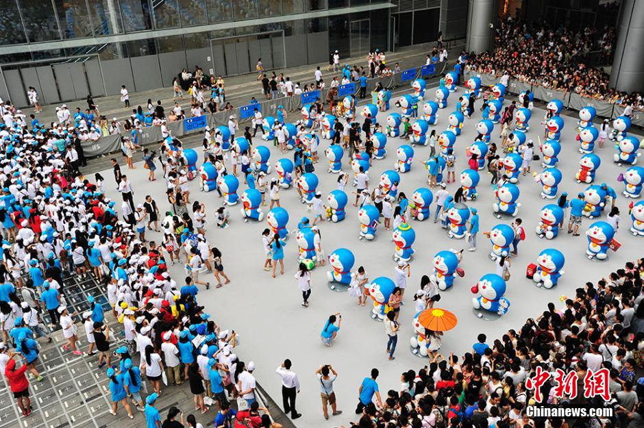 圖為成都民眾狂熱追捧哆啦A夢(mèng)。