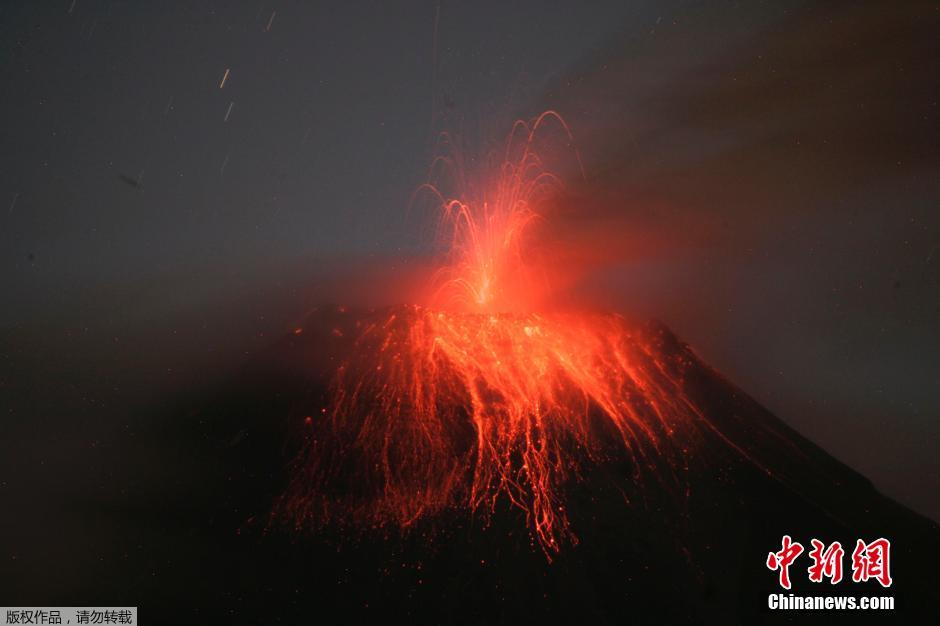 當(dāng)?shù)貢r(shí)間8月24日，厄瓜多爾通古拉瓦火山噴發(fā)，熔巖噴出宛如末世。