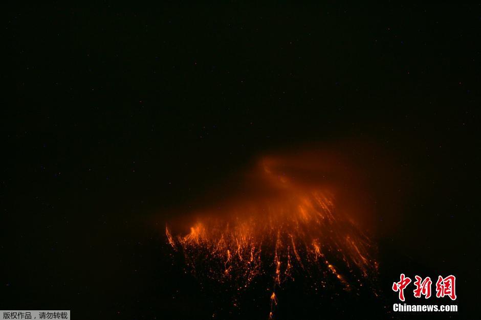 當(dāng)?shù)貢r(shí)間8月24日，厄瓜多爾通古拉瓦火山噴發(fā)，熔巖噴出宛如末世。