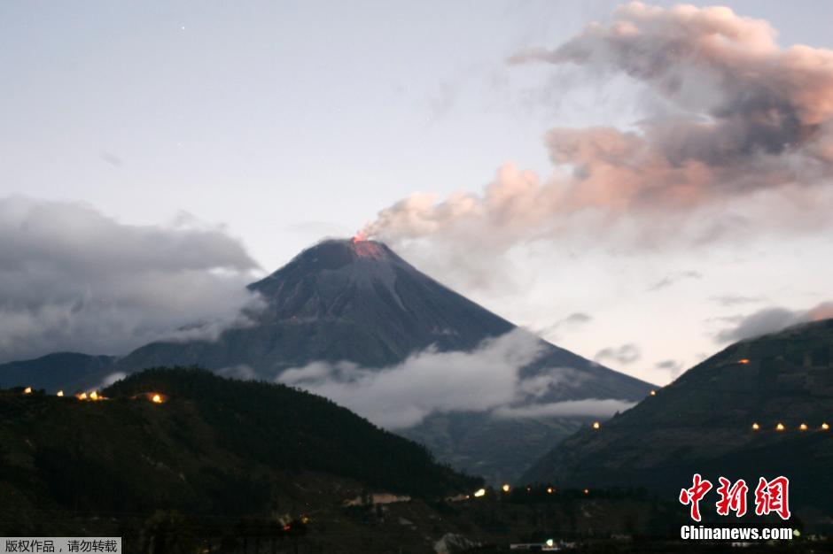 當(dāng)?shù)貢r(shí)間8月24日，厄瓜多爾通古拉瓦火山噴發(fā)，熔巖噴出宛如末世。