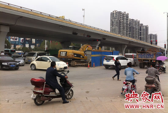 此次塌陷位于鄭州市西三環(huán)與中原路交叉口東側(cè)路西，對交通影響明顯。