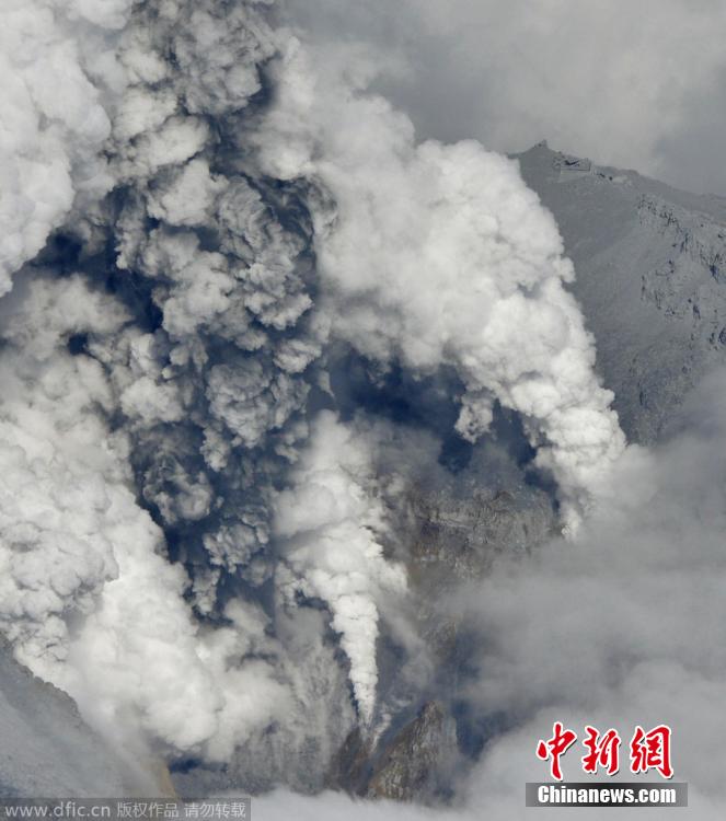 當(dāng)?shù)貢r間2014年9月27日，日本中部御岳山發(fā)生噴發(fā)，或已造成數(shù)人受傷。