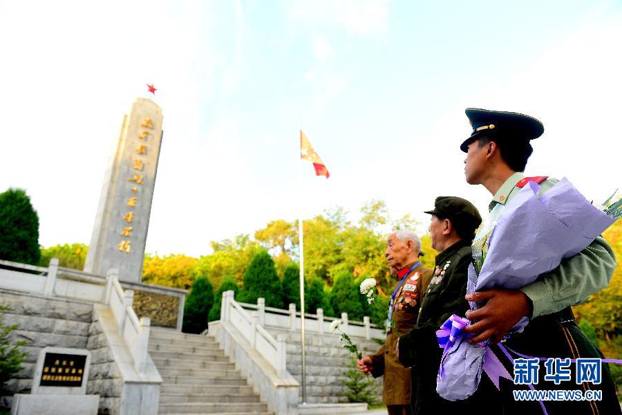 9月29日，在遼寧丹東抗美援朝烈士陵園，來自全國(guó)各地的革命老戰(zhàn)士及家屬向抗美援朝烈士紀(jì)念碑獻(xiàn)花。