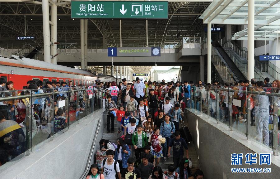 10月6日，抵達(dá)貴陽火車站的旅客準(zhǔn)備出站。