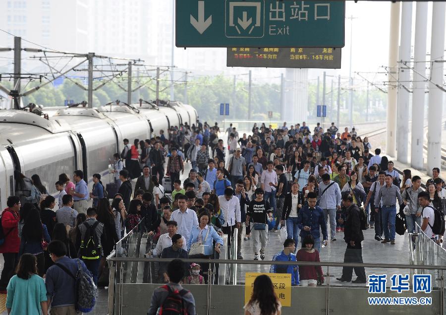 10月6日，無錫火車站站臺上人頭攢動。
