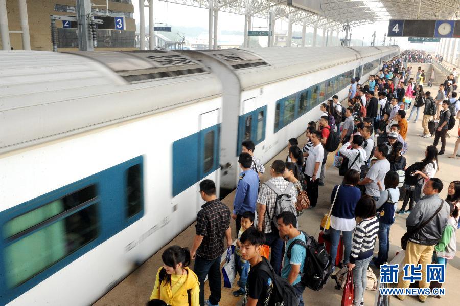 10月6日，在安徽銅陵火車站，大批旅客在站臺上等候乘車。