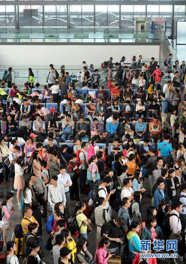 10月6日，旅客在蘇州火車站候車大廳等候乘車。