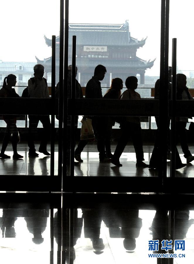 10月6日，旅客排隊進(jìn)入蘇州火車站二樓候車大廳。