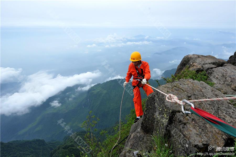 10月5日，峨眉山景區(qū)清潔工彭文才下到巖壁清理游客丟棄的垃圾。