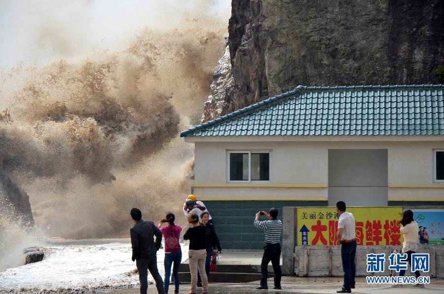 10月12日，浙江省溫嶺市石塘鎮(zhèn)海域出現(xiàn)大浪。