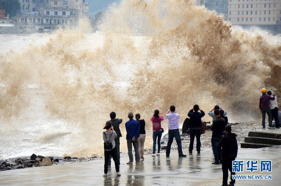 10月12日，人們?cè)谡憬貛X市石塘鎮(zhèn)觀看大浪。