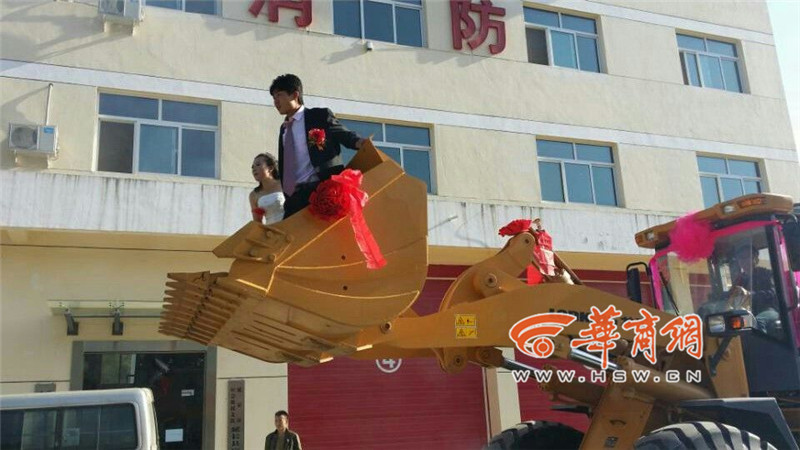 陜西小伙開(kāi)8臺(tái)裝載機(jī)接新娘。