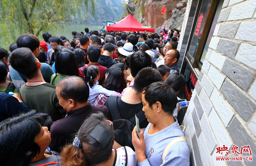 游船售票處前，游客被擠得無法轉身